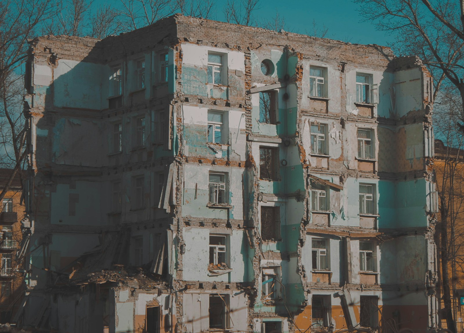 Къртене на подова замазка с професионална техника